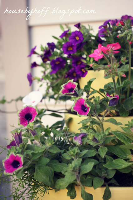 how to make a tiered summer planter via housebyhoff.com how to make a three tiered planter via housebyhoff.com