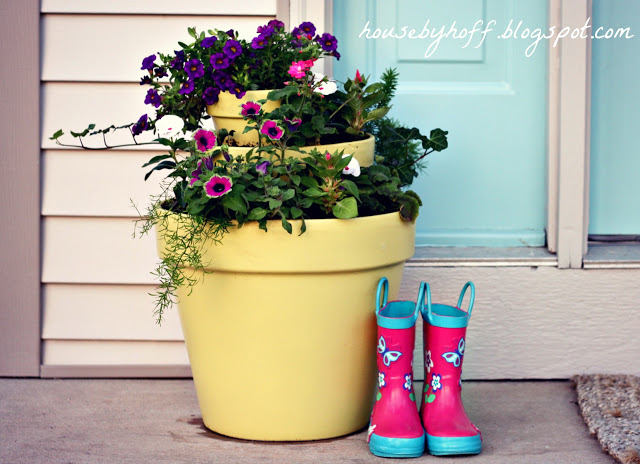 how to make a tiered summer planter via housebyhoff.com how to make a three tiered planter via housebyhoff.com