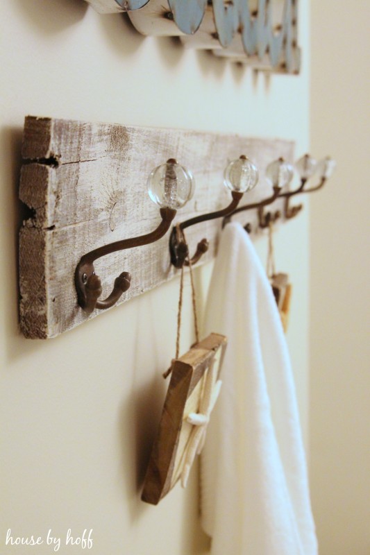 DIY  Farmhouse Pallet Wood Hook Rack for Towels, Clothes, & Bags