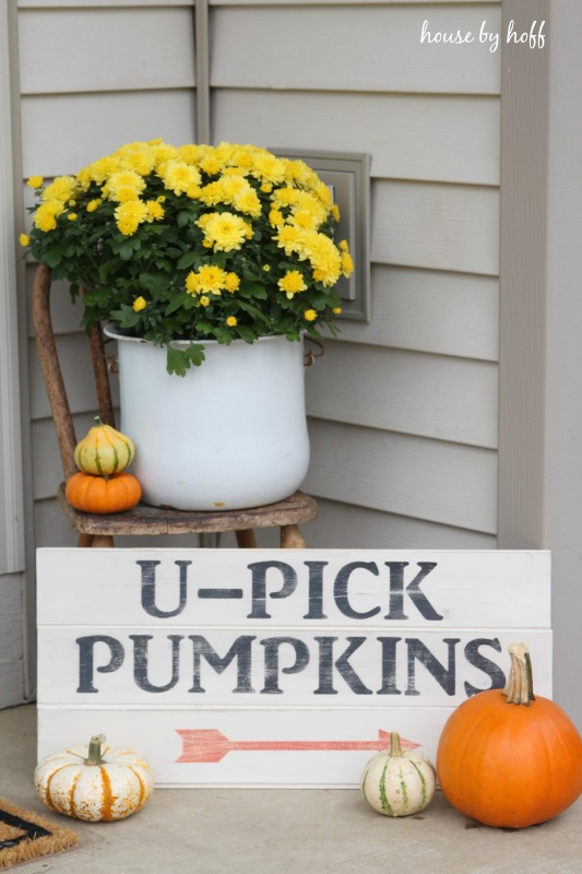 Decorating a Small Front Stoop for Fall