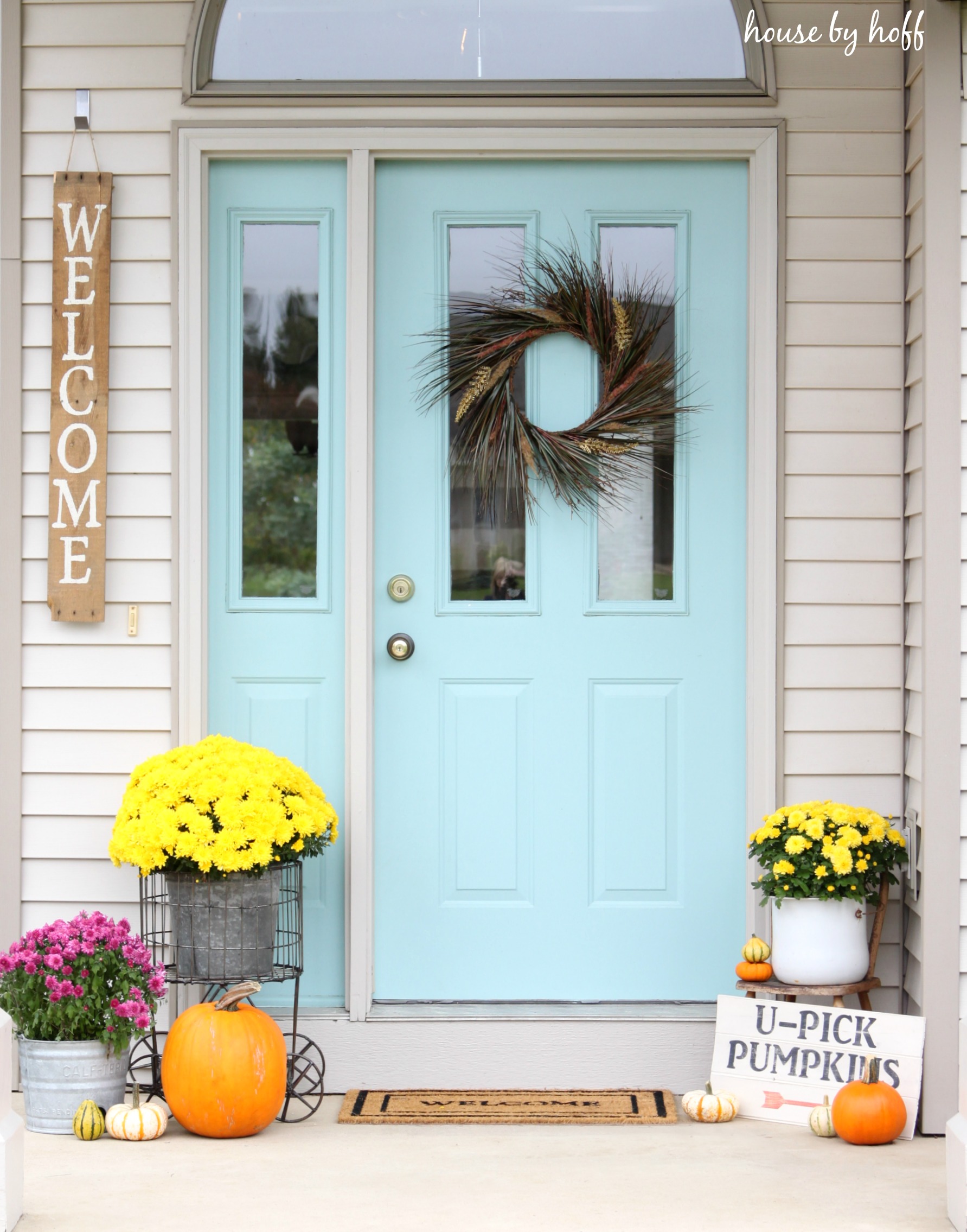 Decorating a Small Front Stoop for Fall House by Hoff
