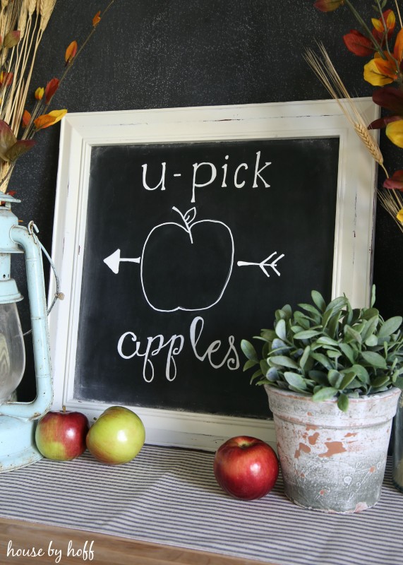 Picture of an apple with the word apples on the chalkboard.