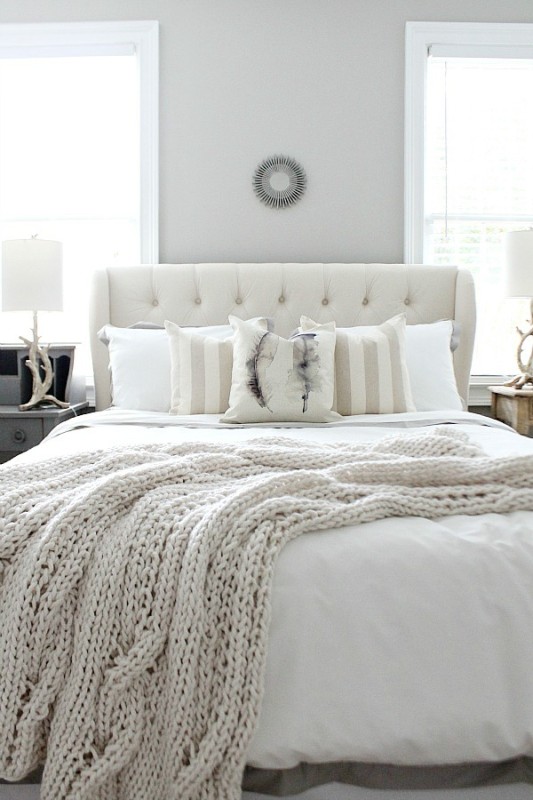 Beautiful-guest-room-with-neutral-colors-at-refreshrestyle.com_
