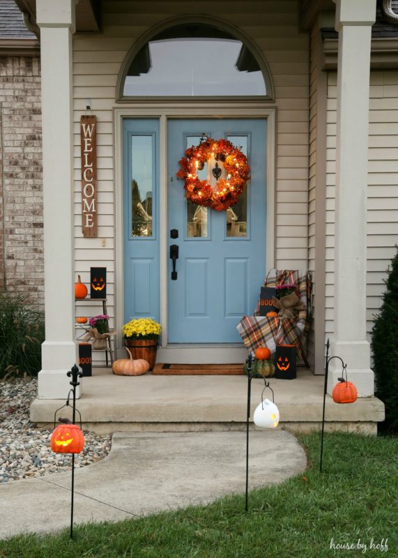 A spooky Halloween front stoop via House by Hoff