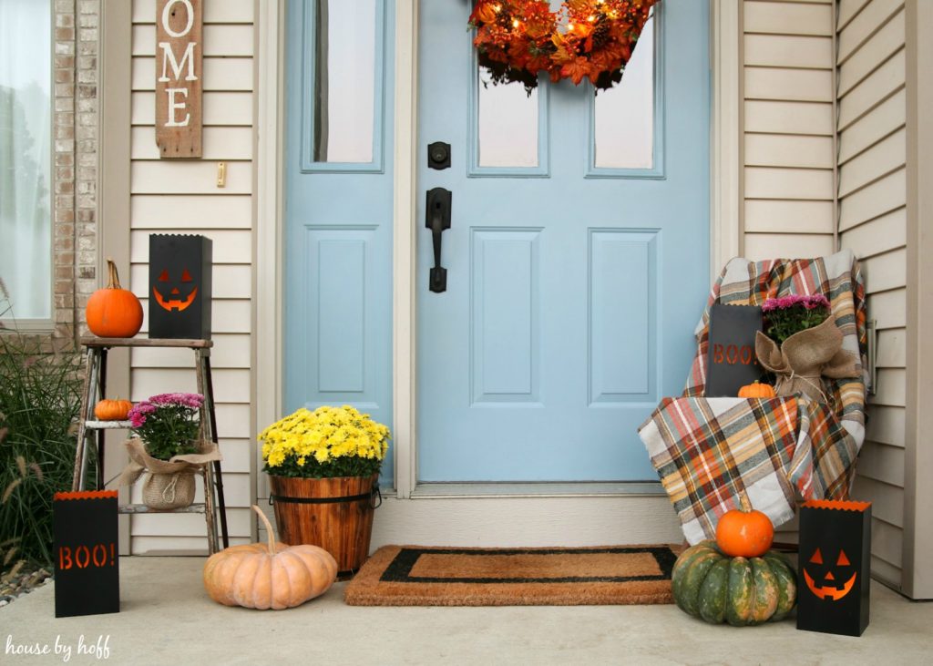 A spooky Halloween front stoop via House by Hoff