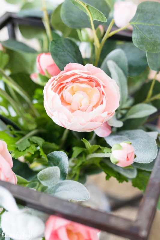 A soft pink peony in the centrepiece.