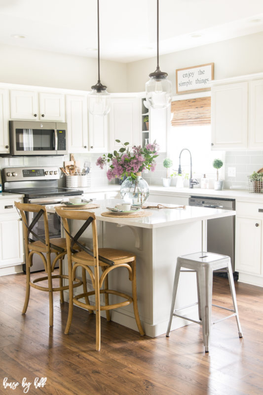 A Modern Black Kitchen Island - Remodelando la Casa