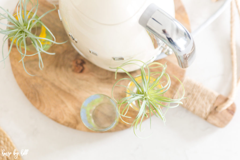 Aerial view of the kettle and glasses.