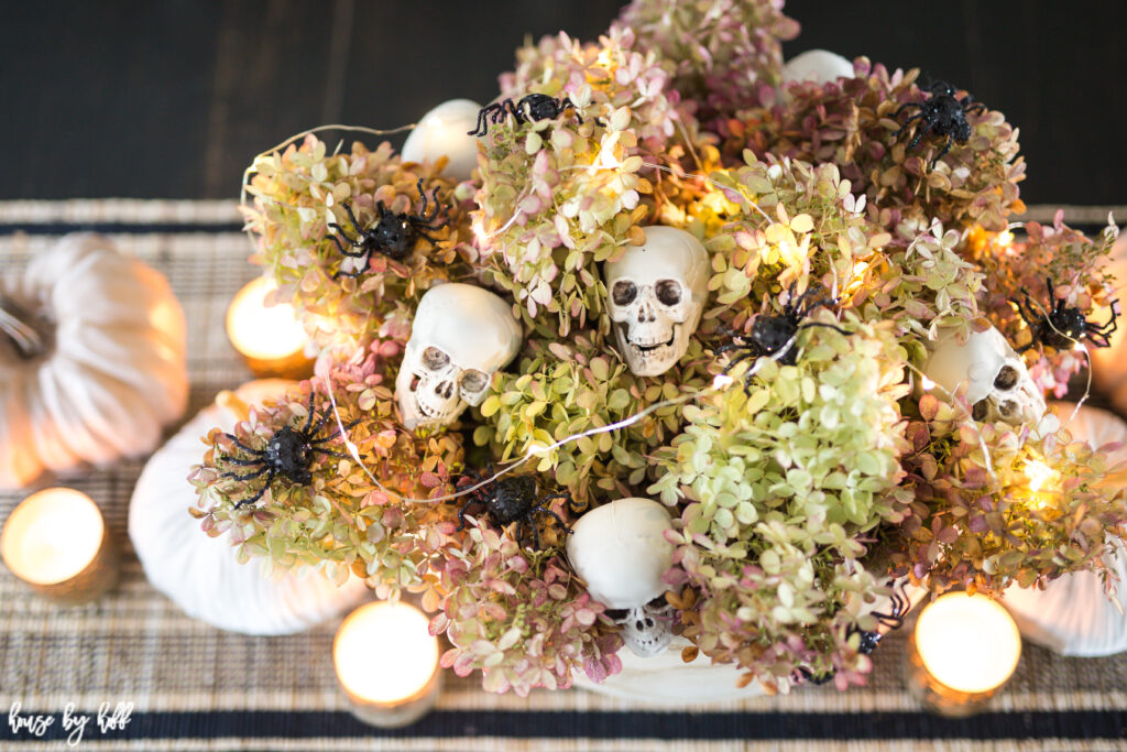 Little skulls that are laughing are in the centerpiece.